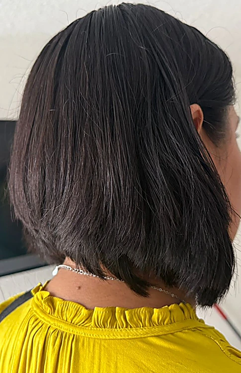 Corte bob de espalda, cabello oscuro y lacio a la altura de la nuca, con puntas más largas hacia el frente